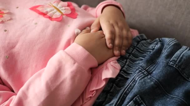 Criança Sofrendo Dor Estômago Close — Vídeo de Stock