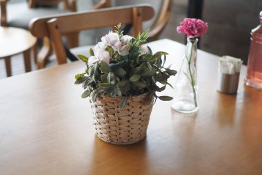 Masada çiçek olan bulanık kafeterya arkaplanı