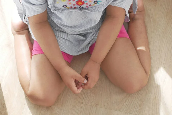Çocuk Yerde Otururken Duruşu — Stok fotoğraf
