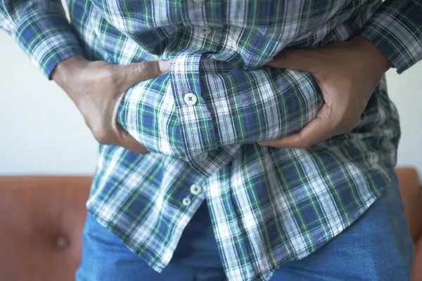 男人的手持有过度的腹部脂肪 超重概念 — 图库照片