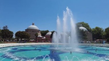 İstanbul 'da mavi gökyüzüne karşı mavi cami 