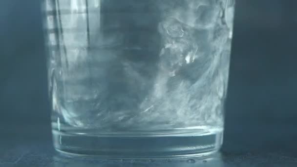 ガラスに注ぐ水の動きが遅い — ストック動画
