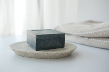 Beyaz arka planda doğal sabun ve havlu. .