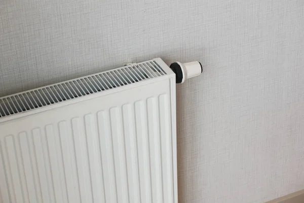 灰白色墙壁上的白色散热器 公寓供热安装系统 — 图库照片