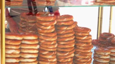 Türk Bagel Simit 'i taksim meydanında bir minibüste satıyor .