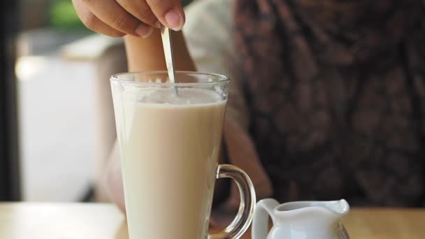 Persona Mano Mescolando Caffè Con Cucchiaio — Video Stock