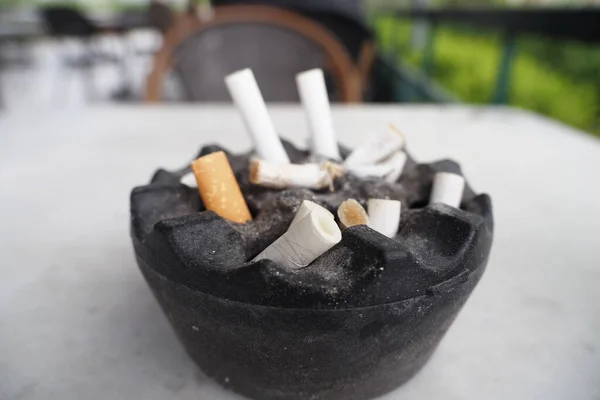 Close Brandende Sigaret Asbak — Stockfoto