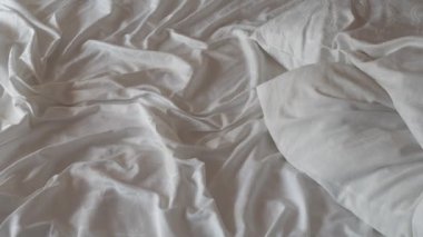 Sabahın köründe dağınık yatak, uyandıktan sonra dağınık yatak. .