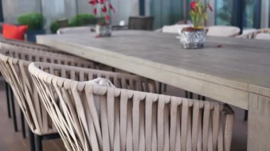 Çatı katındaki kahve dükkanındaki modern kanepe dinlenmek için. .