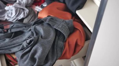 Üst görünümü dağınık kumaşlarla daha saf.