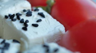  Domates dilimlenmiş yumuşak peynirli Yunan feta küpleri .