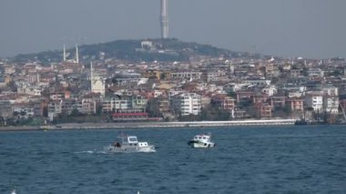 İstanbul 'daki İstanbul Boğazı' ndan feribot kalkıyor. .