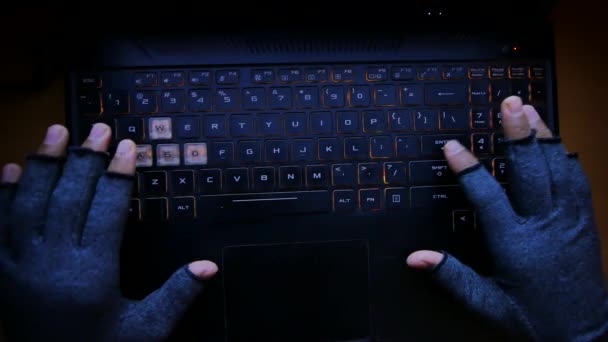 Mão Hacker Roubando Dados Laptop Cima Para Baixo — Vídeo de Stock