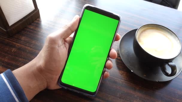 Trzymając Cpu Kawy Pomocą Smartfona Zielonym Ekranem — Wideo stockowe