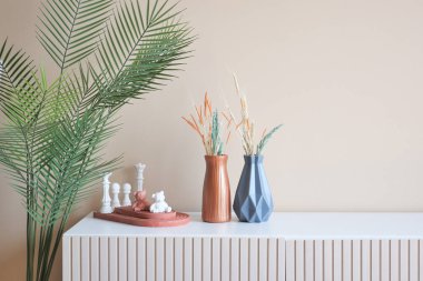 Açık turuncu renkli duvara karşı ev dekorasyonu 