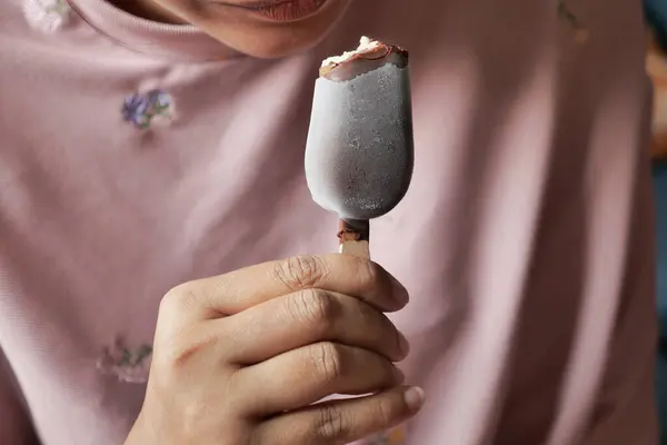 Молоді Жінки Їдять Шоколадне Морозиво Смаком — стокове фото