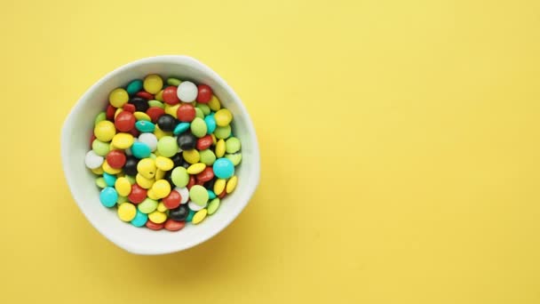 Caramelos Dulces Multicolores Tazón Cerca — Vídeos de Stock