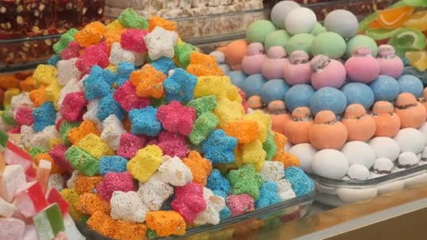 Stos Kolorowych Słodyczy Sprzedających Się Sklepie Stambule — Wideo stockowe