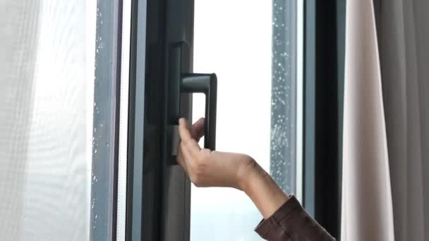 Рука Відкриває Сіре Пластикове Вікно Пвх Вдома — стокове відео