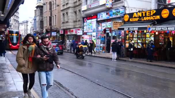 Pulyka Isztanbul 2023 Június Isztambul Könnyűvonat Metró Egy Kerületi Állomáson — Stock videók