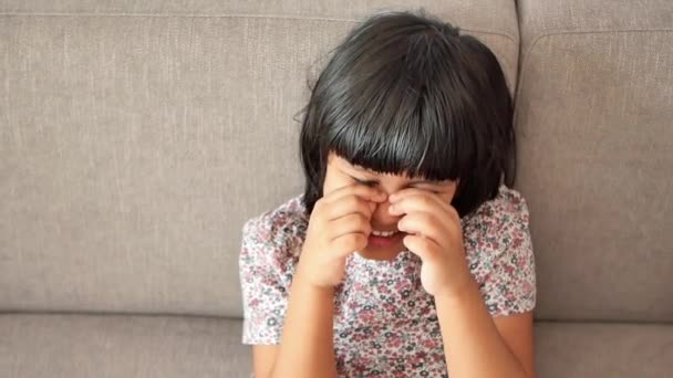 Üzgün Çocuk Evde Bir Kanepede Oturup Ağlıyor — Stok video