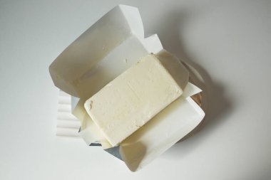 Masadaki kağıtta bir parça tereyağı. .