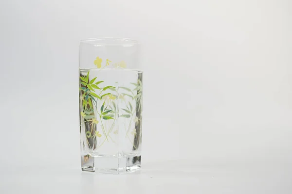 白い背景に隔離された水のガラス — ストック写真