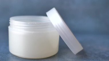 Petrol jölesini bir konteynırda kapat .