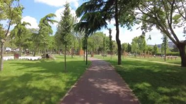 Sabahın erken saatlerinde yürüyüş yolu olan şehir parkları ,