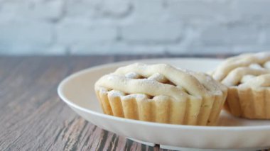 Masada bir dilim elmalı pasta. .