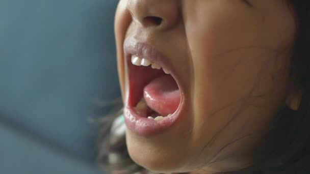 Közelről Gyermek Sikoltozik Otthon Lassított Felvétel — Stock videók