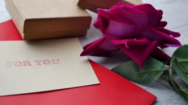 Κάτοψη Του Δώρου Κουτί Και Τριαντάφυλλο Λουλούδι Κόκκινο Φόντο — Αρχείο Βίντεο