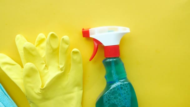 Plastiksprühflasche Handschuhe Und Handtuch Auf Gelbem Tisch — Stockvideo