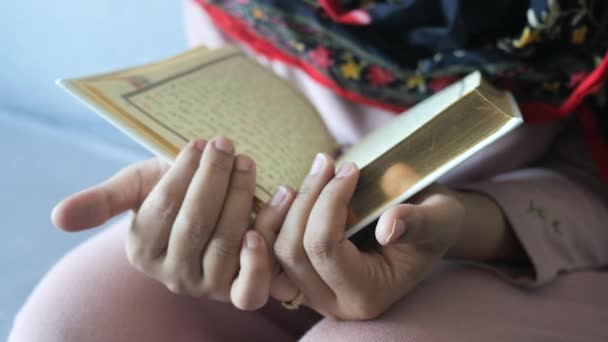 Μουσουλμάνες Γυναίκες Χέρι Ανάγνωση Quran Νύχτα — Αρχείο Βίντεο