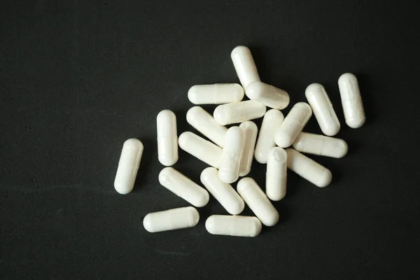 Вид Сверху Капсулы Травяной Медицины Падающей Белый — стоковое фото
