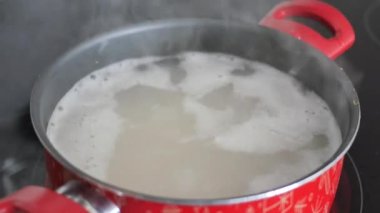 Elektrikli soba kırmızıya ısıtılıyor.. 