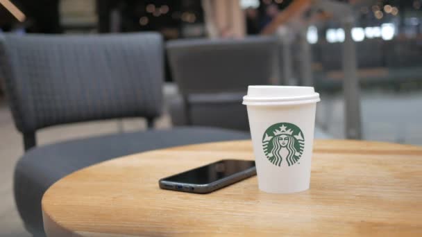 Бумажная Чашка Кофе Starbucks Кружка Слева Табличке Кафе — стоковое видео