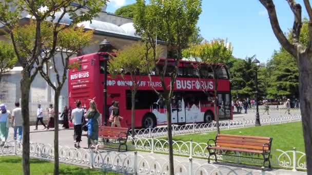 イスタンブールトルコ12 5月2023 レッドビッグバスダブルデッキ観光ツアーバス — ストック動画