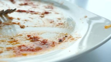 Masada yedikten sonra boş tabak ,