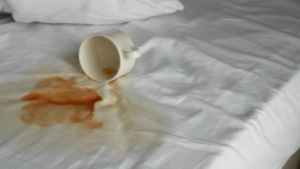 Yatağa Dökülmüş Bir Fincan Kahve — Stok video