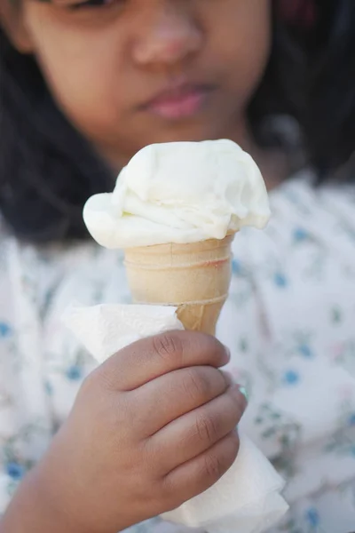 Дети Держат Ванильное Мороженое Вафельном Коне — стоковое фото