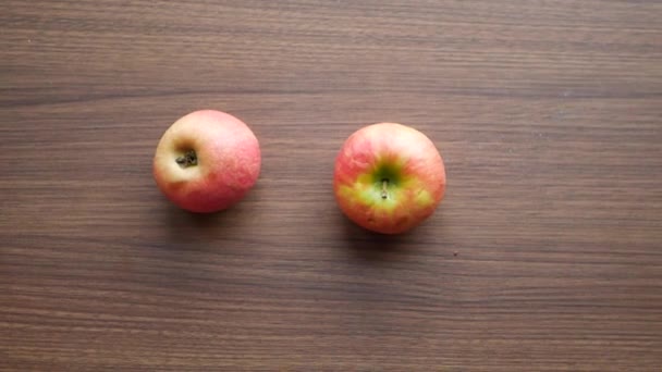 Kind Pflückt Apfel Von Hand Auf Tisch — Stockvideo