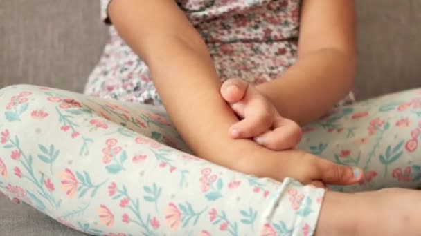 Slow Motion Barn Som Lider Klåda Hud Handen — Stockvideo