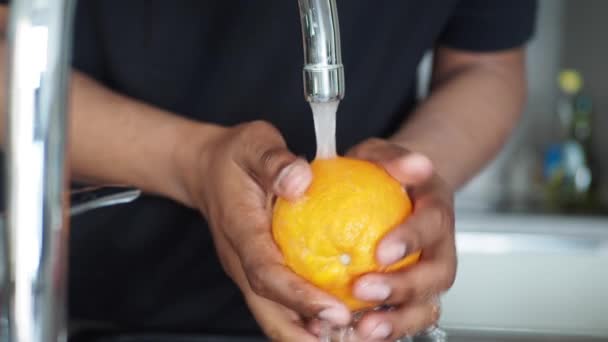 Čerstvé Oranžové Ovoce Mytí Rukou — Stock video