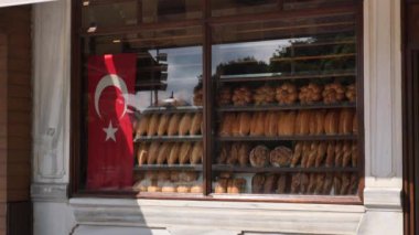 Fırında cam pencereli fırında hamur işi. 