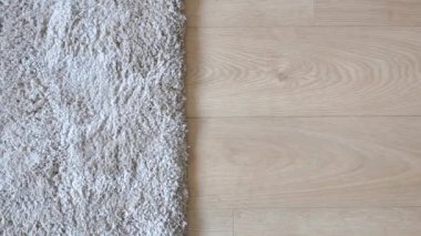 Ahşap zemin üzerinde, kopyalama alanı olan pürüzsüz gri halı dokusu ,