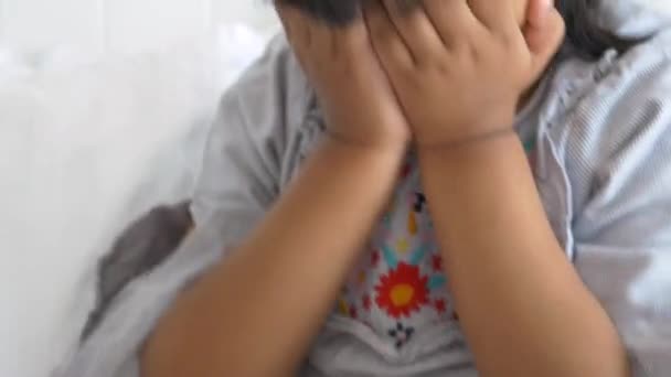 Ein Aufgebrachtes Mädchen Bedeckt Ihr Gesicht Mit Der Hand — Stockvideo