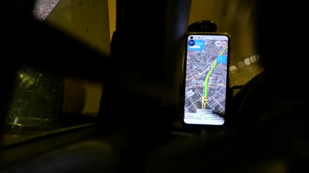 Kalkon Istanbul Juni 2023 Taxichaufför Med Goggle Karta Smarttelefon — Stockvideo