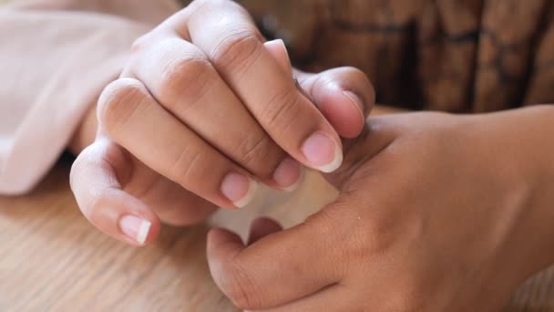 親指の指に痛みを感じる若い女性 — ストック動画