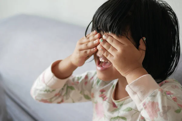Upset Child Girl Cover Her Face Hand — Stock Photo, Image